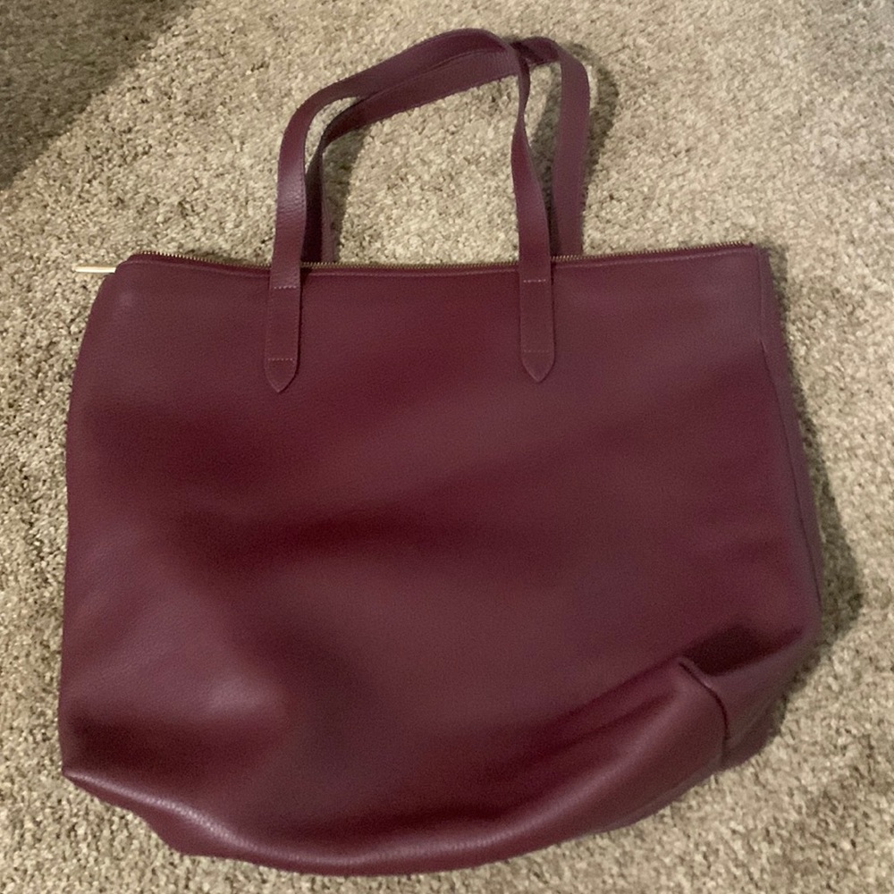 Cuyana Women’s Zippered Tote in merlot